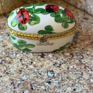 Ben Bridge Ladybug & Clover Porcelain Hinged Trinket Box/Ring Holder |2003